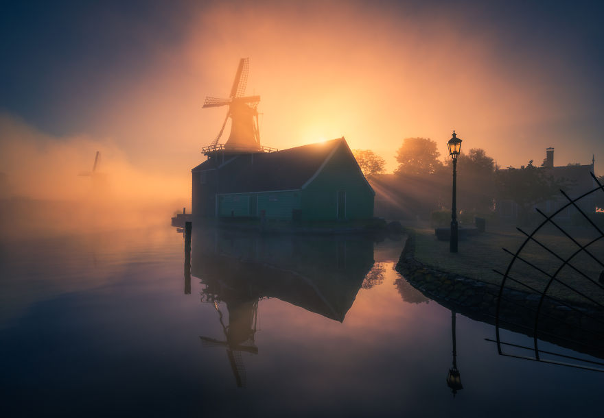 Làng cối xay gió ở Hà Lan chìm trong sương mù huyền ảo như cổ tích - Ảnh 5.