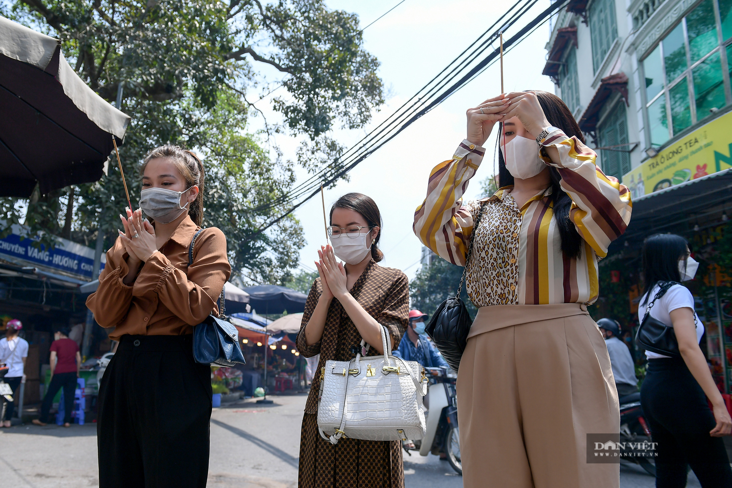 Hà Nội: Công an giải tán người dân đến phủ Tây Hồ vái vọng ngày mùng 1 âm lịch - Ảnh 2.