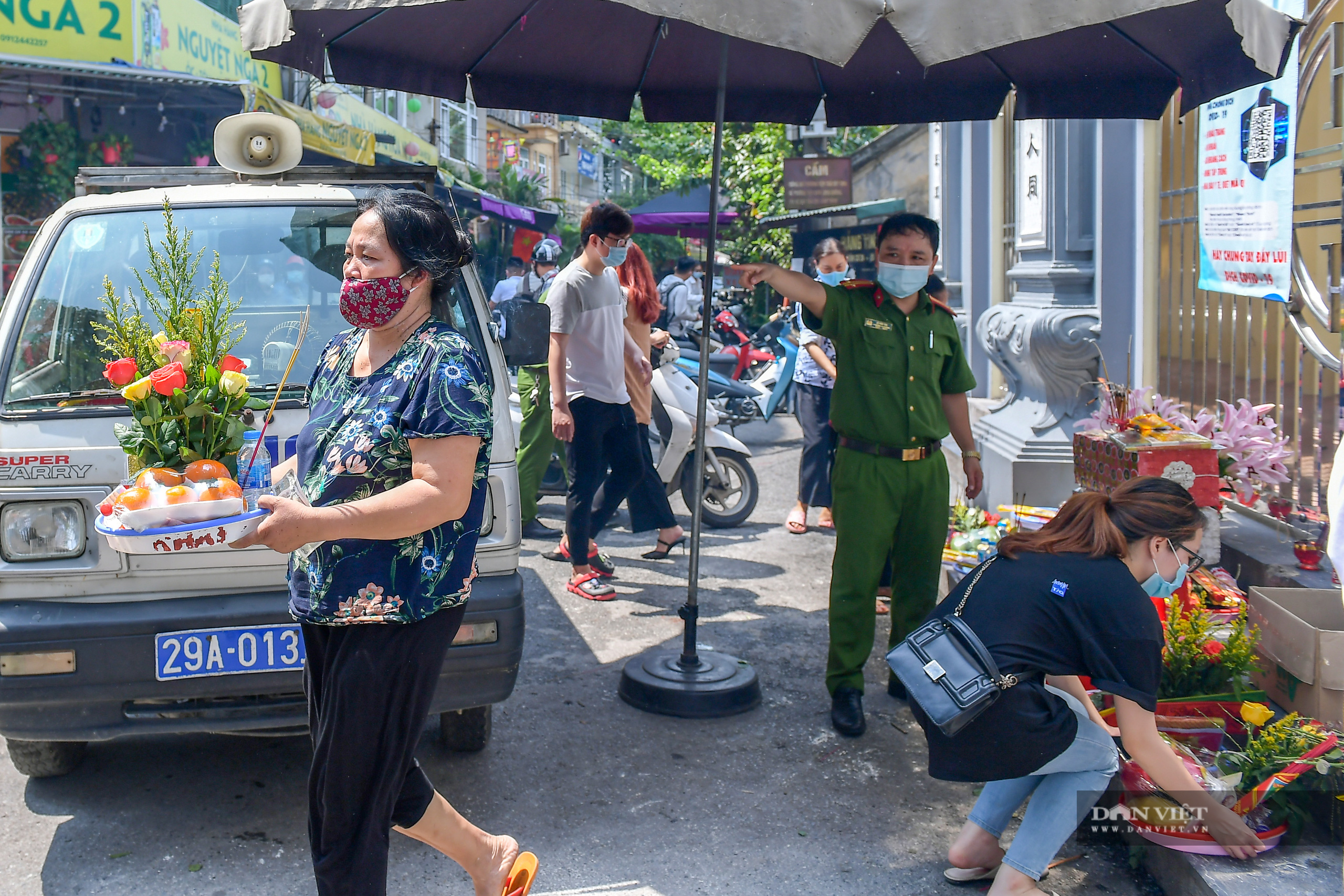 Hà Nội: Công an giải tán người dân đến phủ Tây Hồ vái vọng ngày mùng 1 âm lịch - Ảnh 8.