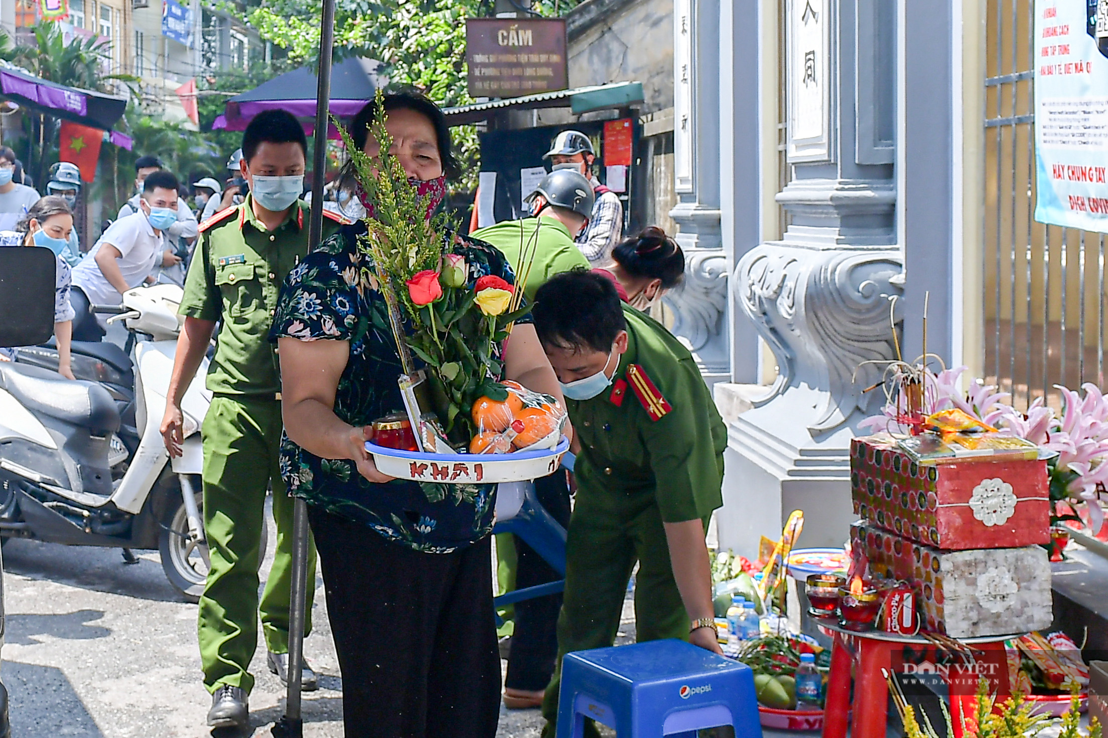 Hà Nội: Công an giải tán người dân đến phủ Tây Hồ vái vọng ngày mùng 1 âm lịch - Ảnh 10.