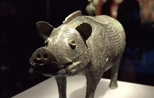 Hai cha con đào đất xây nhà phát hiện báu vật lợn đồng 2000 năm tuổi duy nhất trên thế giới nặng 30kg  - Ảnh 4.