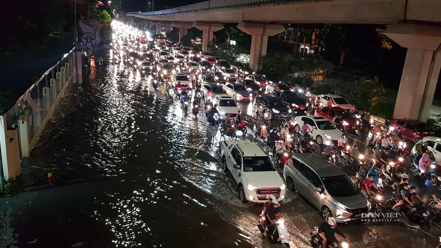Vì sao Hà Nội thành sông, giao thông tê liệt sau cơn mưa đầu mùa? - Ảnh 5.