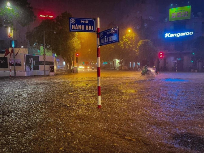 Vì sao Hà Nội thành sông, giao thông tê liệt sau cơn mưa đầu mùa? - Ảnh 3.