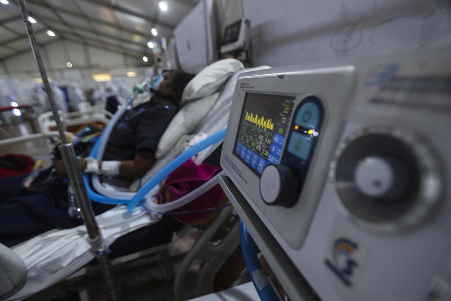 Tận mắt chứng kiến cảnh ngộp thở bên trong bệnh viện điều trị Covid-19 ở Ấn Độ - Ảnh 1.