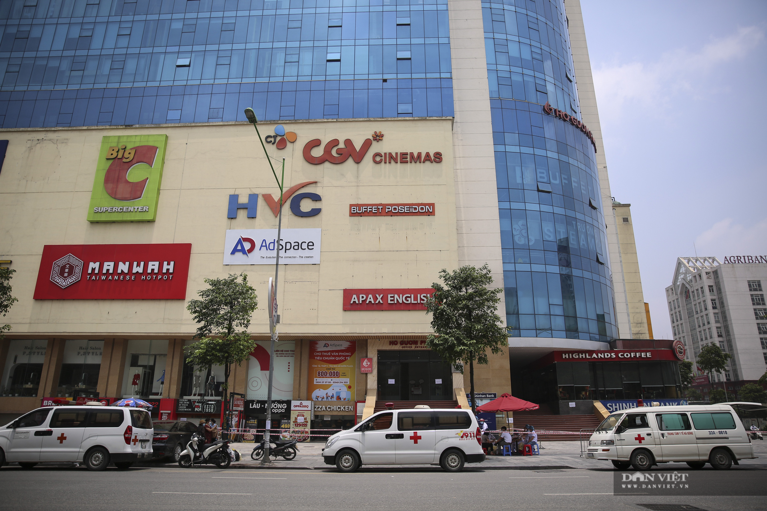 Ảnh: Xe cấp cứu đưa các ca nghi mắc Covid-19 tại chung cư Hồ Gươm Plaza và CT7 Booyoung đi cách ly - Ảnh 1.