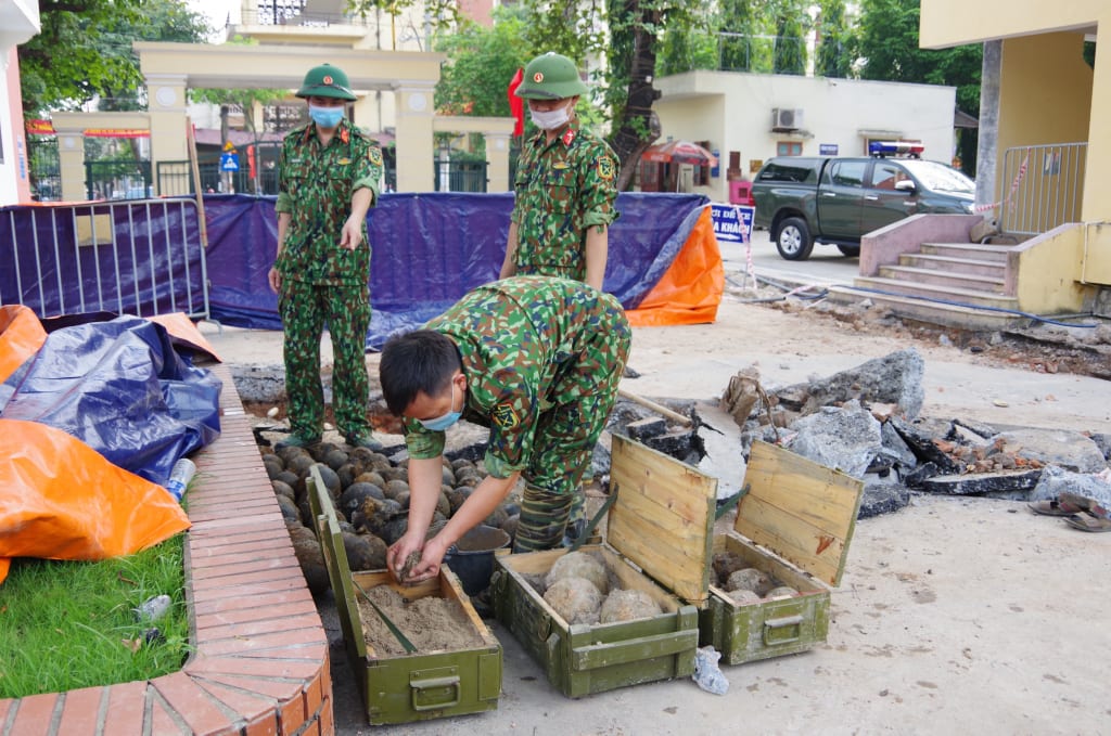 Sốc: Phát hiện gần 400 quả bom bi trong khuôn viên một cơ quan nhà nước - Ảnh 3.