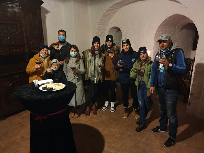 Romania: Lâu đài “ma cà rồng” khiến khách du lịch bất ngờ khi được tiêm chủng vaccine - Ảnh 5.