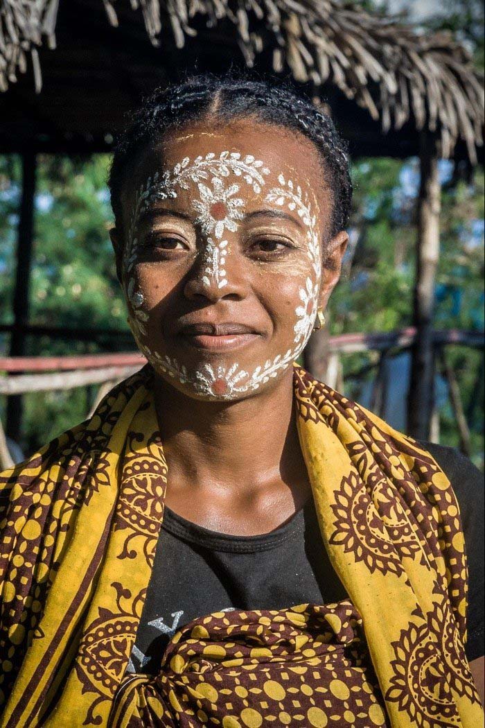 Độc đáo với tục lệ vẽ mặt của phụ nữ bộ tộc ở phía Tây và Nam Madagascar - Ảnh 2.