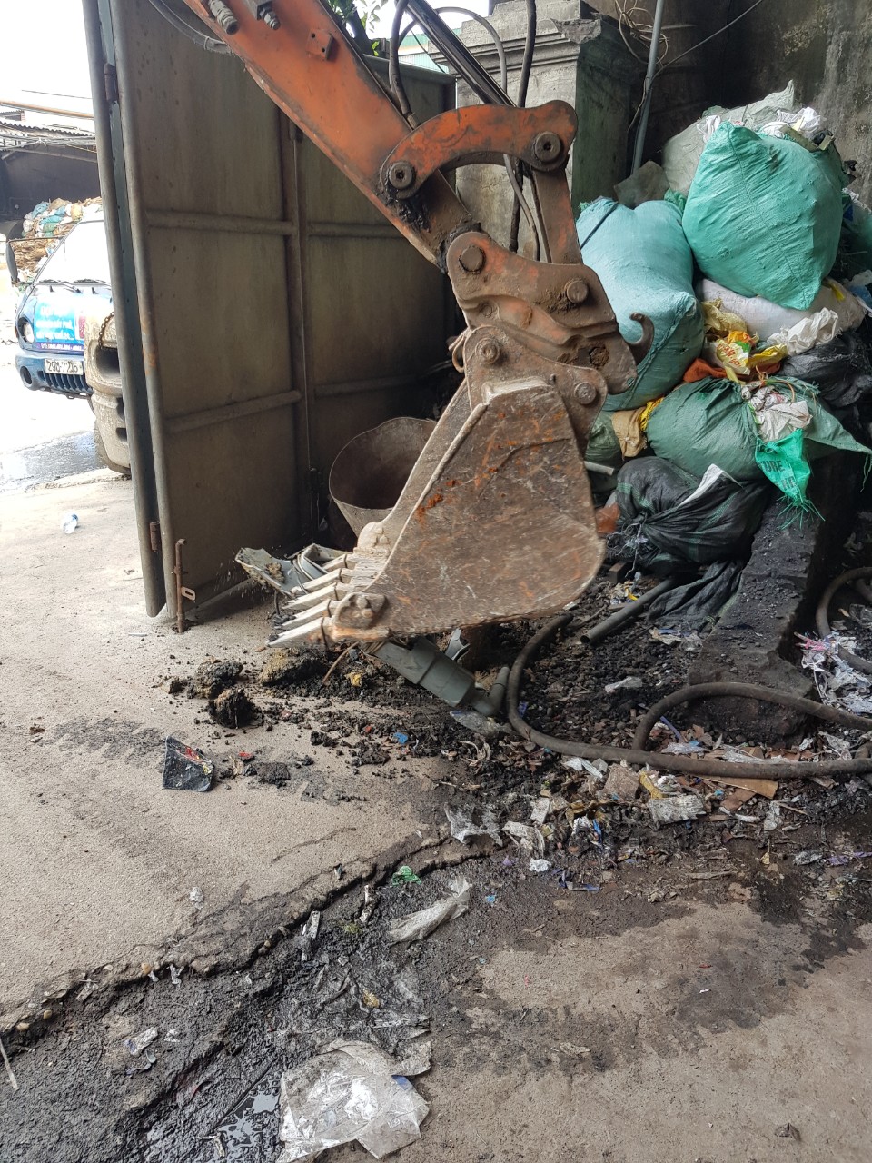 Bắc Ninh: Làng giấy Phong Khê trám lấp 59 giếng khoan trái phép và tháo dỡ công trình vi phạm Quốc lộ 18 - Ảnh 2.