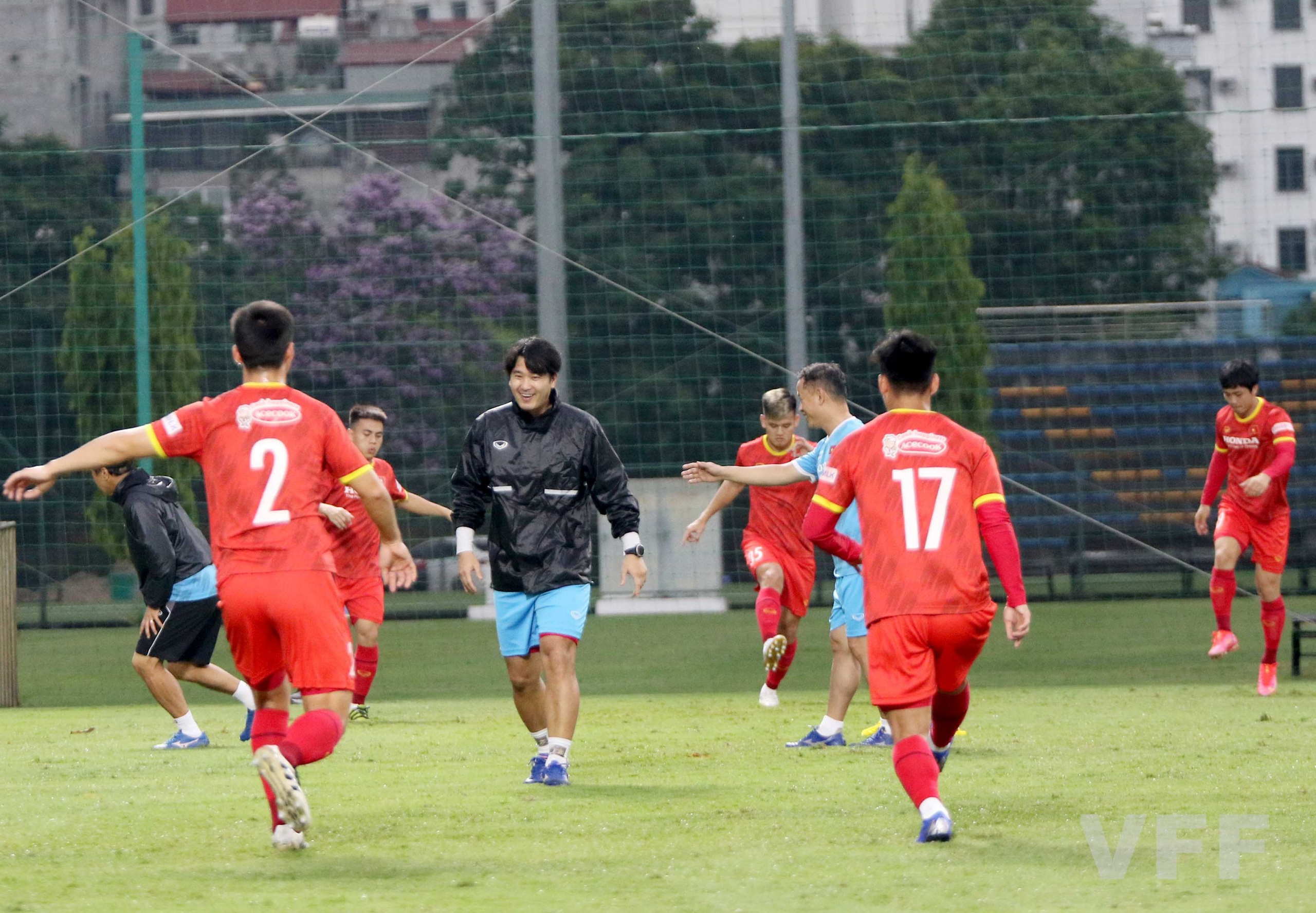 HLV Park Hang-seo &quot;làm xiếc&quot; với bóng khiến học trò ngỡ ngàng! - Ảnh 4.