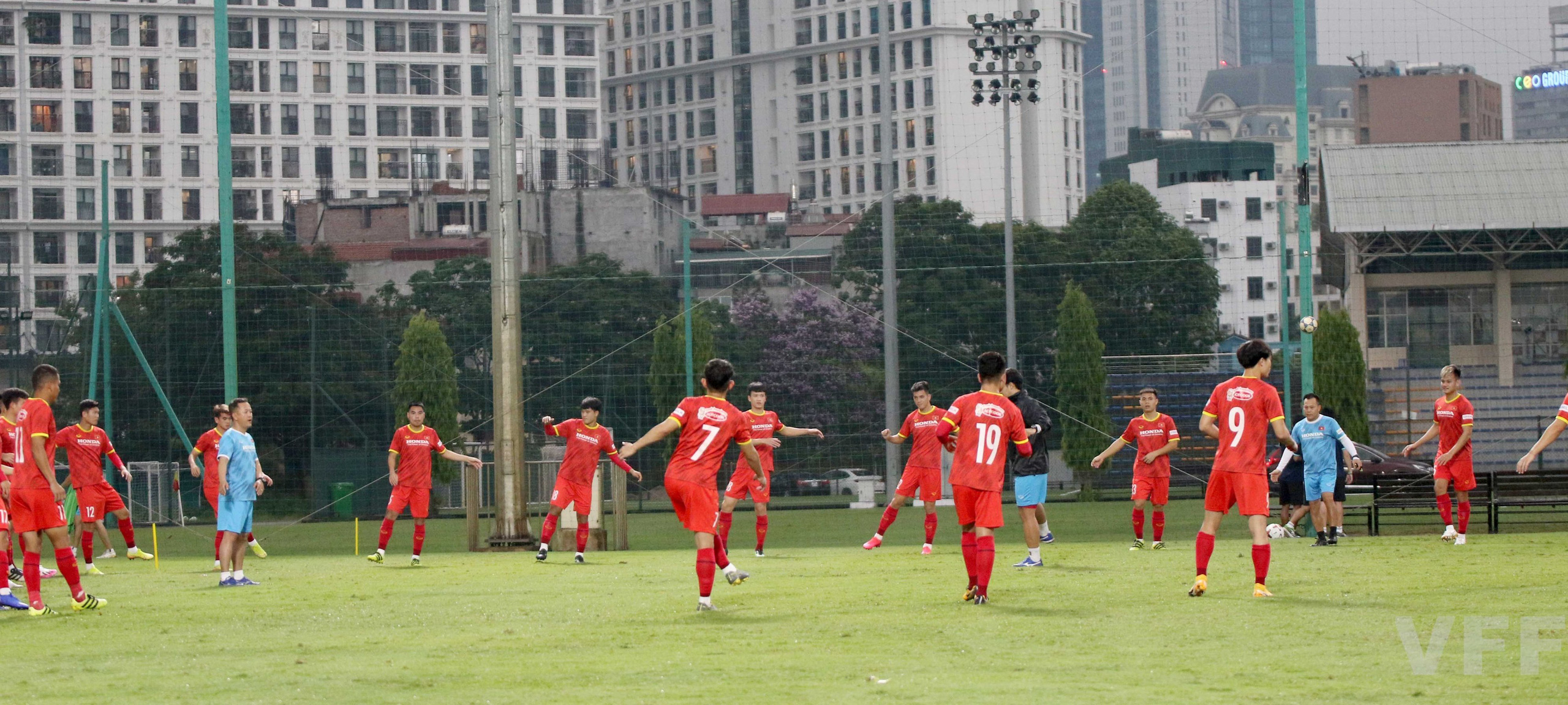 HLV Park Hang-seo &quot;làm xiếc&quot; với bóng khiến học trò ngỡ ngàng! - Ảnh 6.