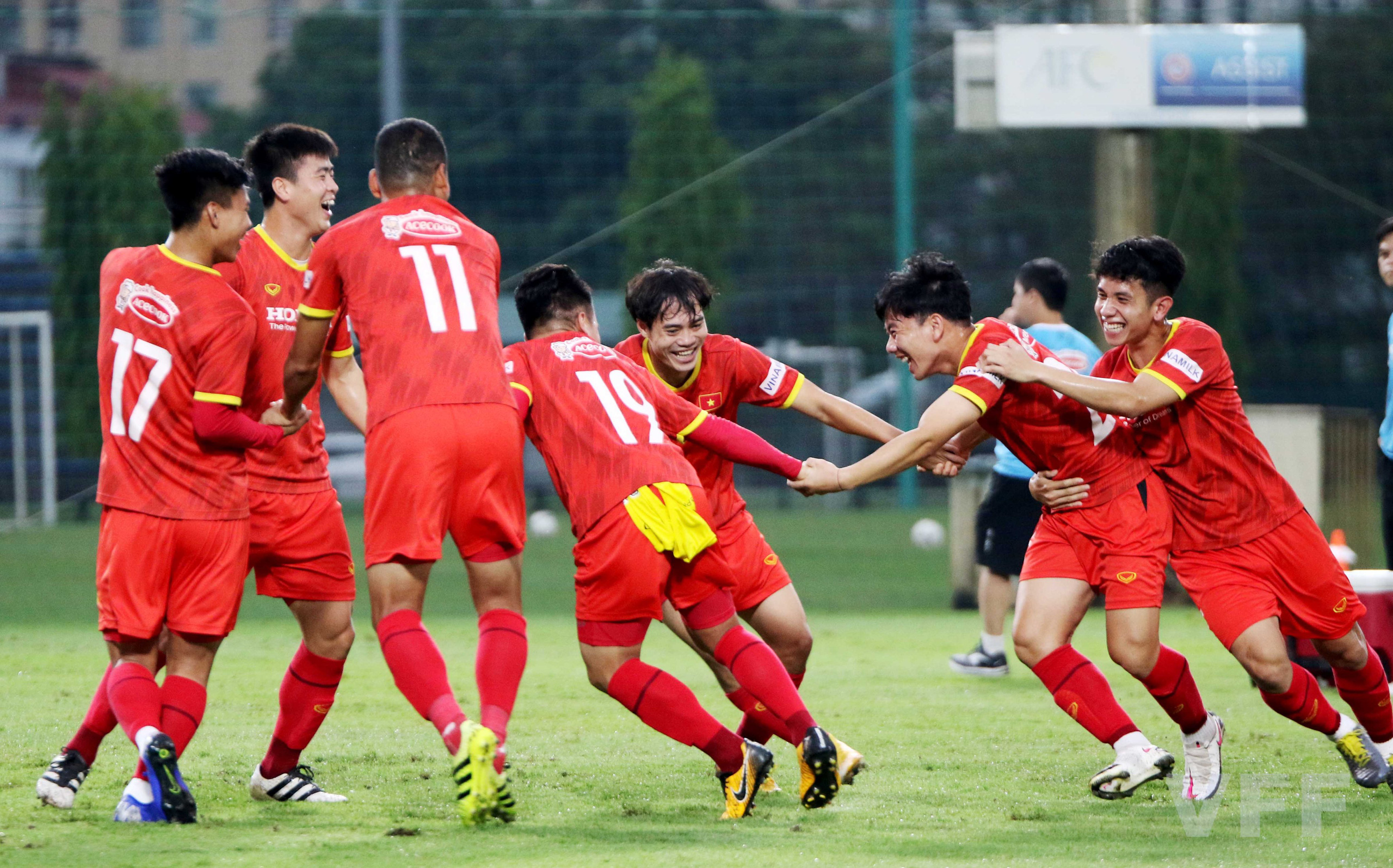 HLV Park Hang-seo &quot;làm xiếc&quot; với bóng khiến học trò ngỡ ngàng! - Ảnh 9.