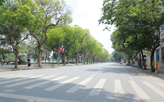 Đường phố trung tâm Hà Nội vắng vẻ, ít người qua lại vì nắng nóng và Covid-19