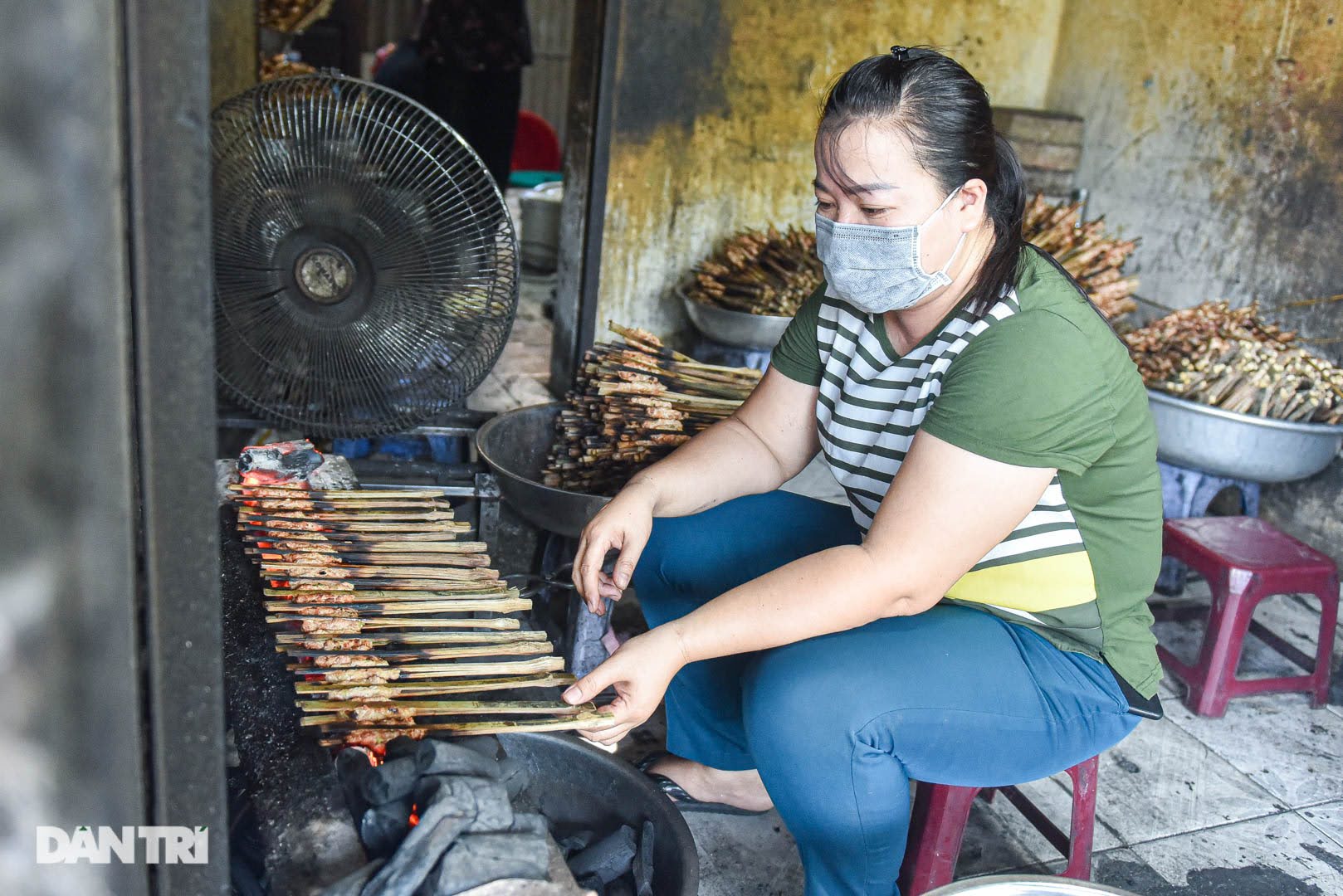 Hiếm có ở Hà Nội: Bún chả kẹp que tre nướng, ngày bán hàng trăm suất - Ảnh 3.