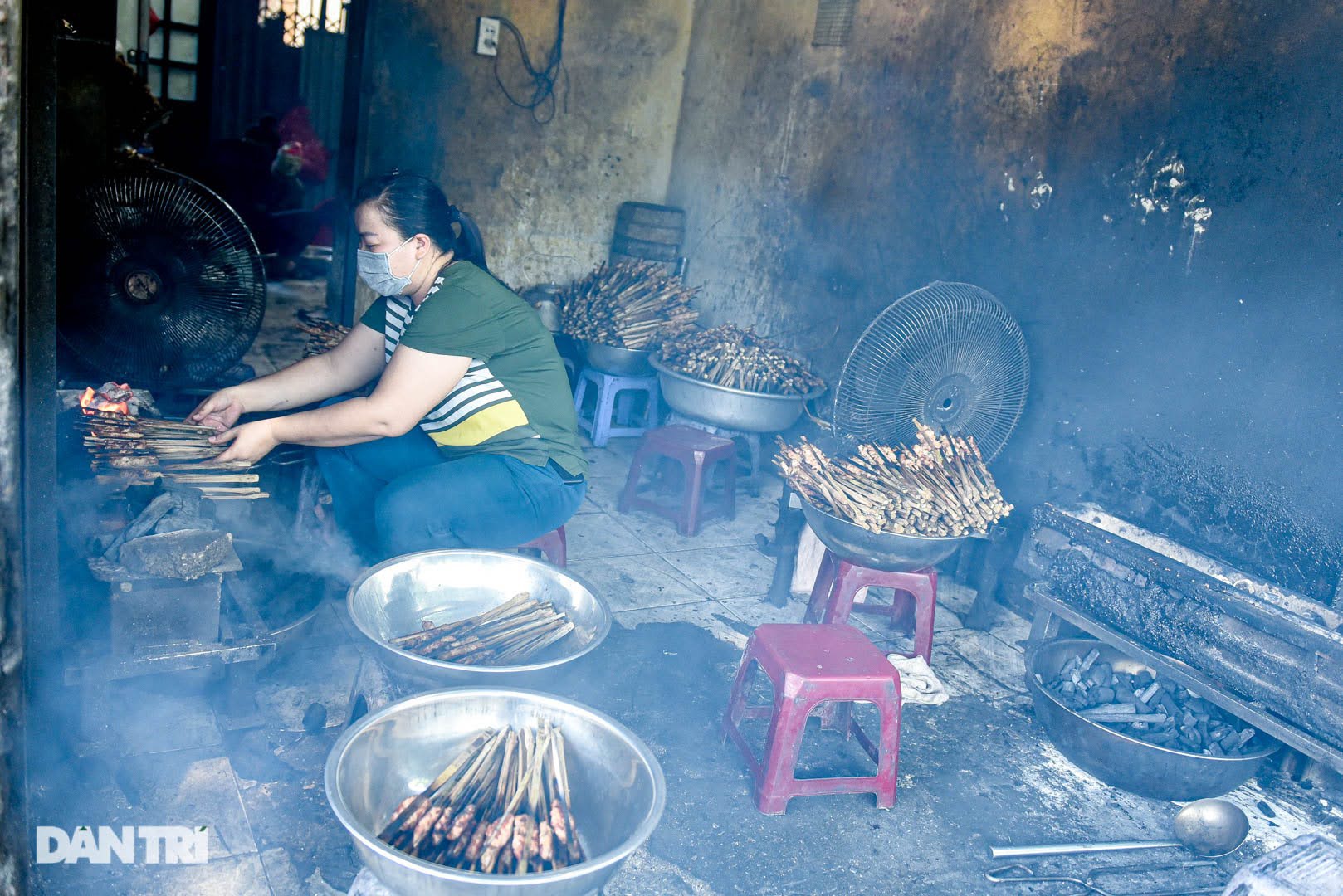 Hiếm có ở Hà Nội: Bún chả kẹp que tre nướng, ngày bán hàng trăm suất - Ảnh 6.