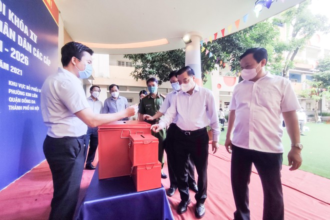 Chủ tịch UBND TP.Hà Nội Chu Ngọc Anh kiểm tra công tác bầu cử ở quận Đống Đa.
