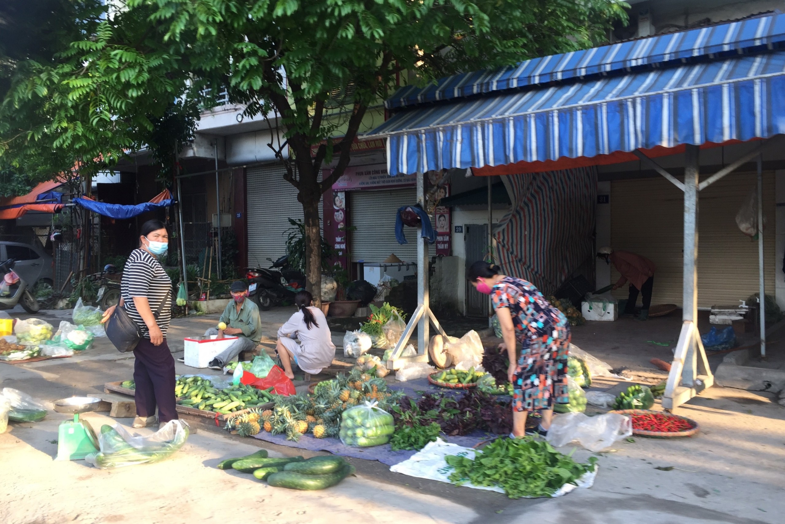 Chợ cóc, chợ tạm ở Hà Nội vẫn hoạt động bất chấp lệnh cấm - Ảnh 3.