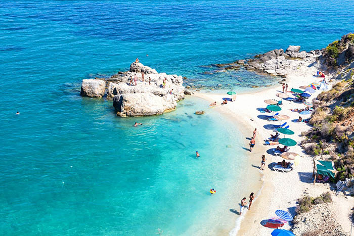 Hy Lạp mở cửa trở lại những thiên đường bãi biển với du lịch quốc tế - Ảnh 1.