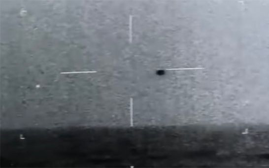 Choáng váng trước cảnh UFO lao thẳng xuống nước với vận tốc 150 dặm/giờ