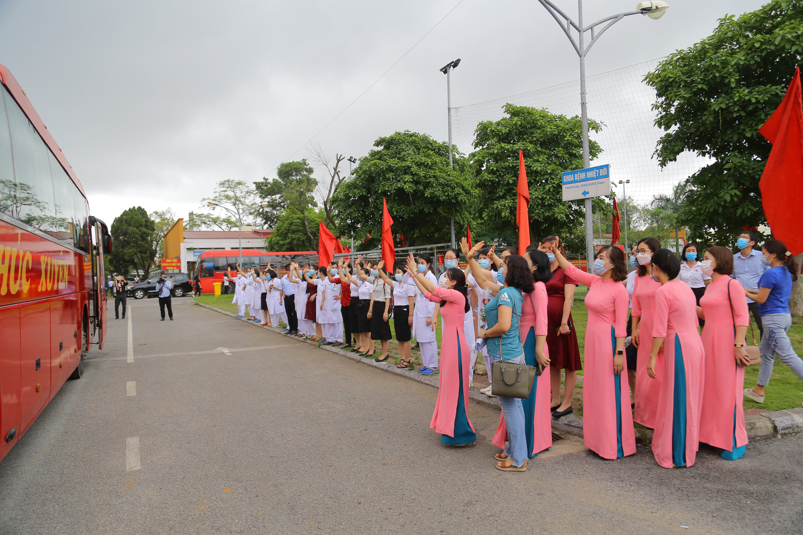 200 nhân viên y tế Quảng Ninh lên đường &quot;chi viện&quot; Bắc Giang chống dịch Covid-19 - Ảnh 4.