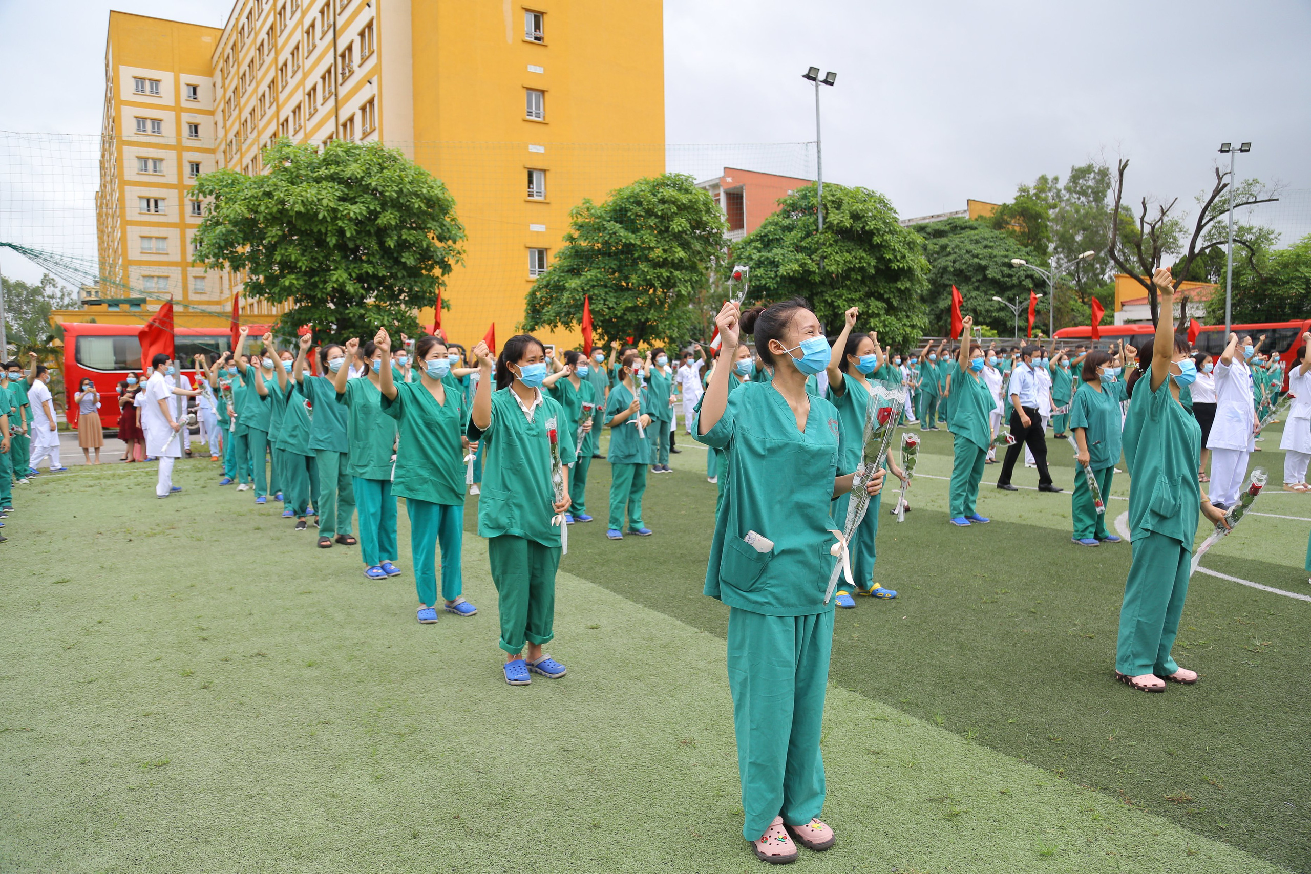 200 nhân viên y tế Quảng Ninh lên đường &quot;chi viện&quot; Bắc Giang chống dịch Covid-19 - Ảnh 1.