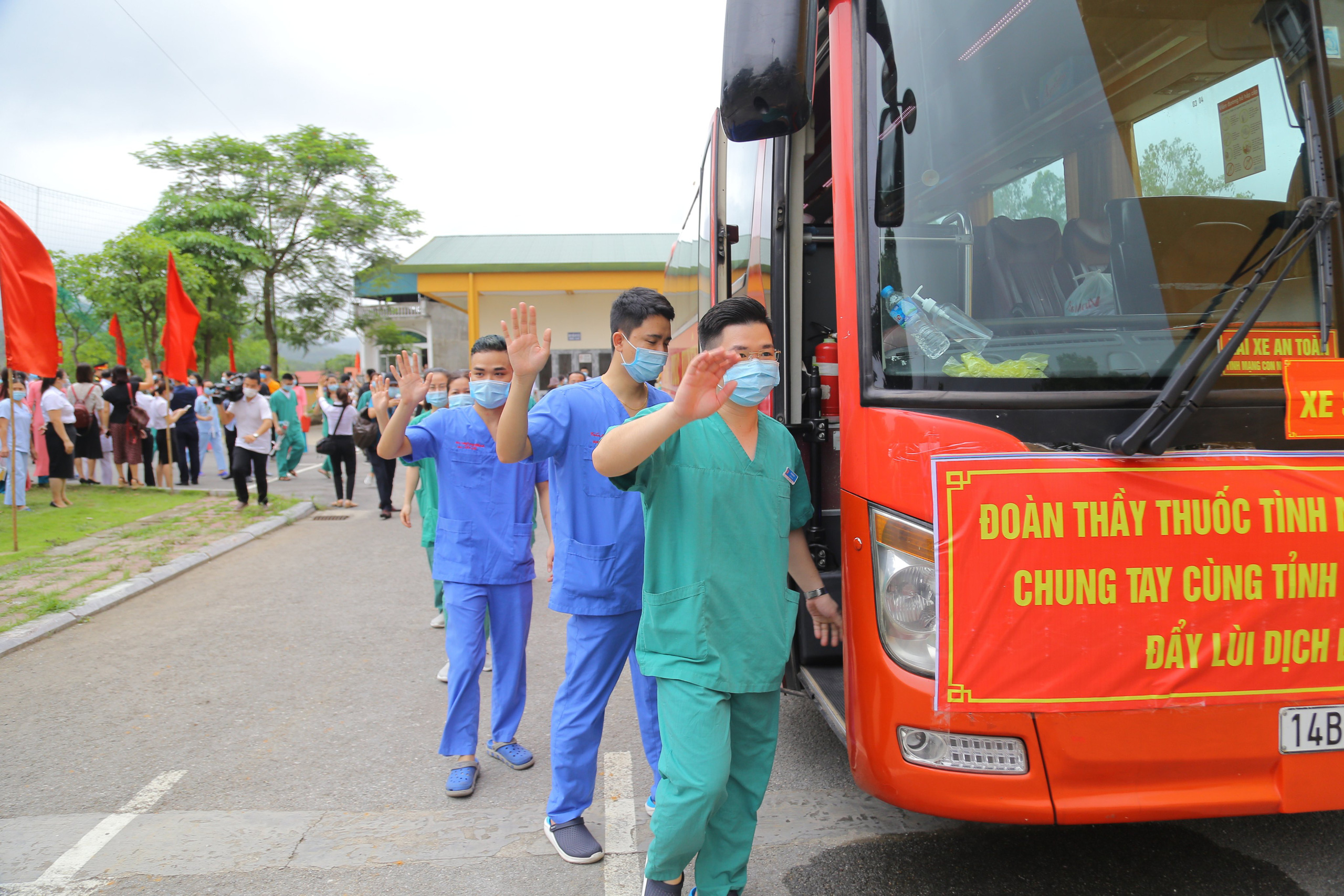 200 nhân viên y tế Quảng Ninh lên đường &quot;chi viện&quot; Bắc Giang chống dịch Covid-19 - Ảnh 3.