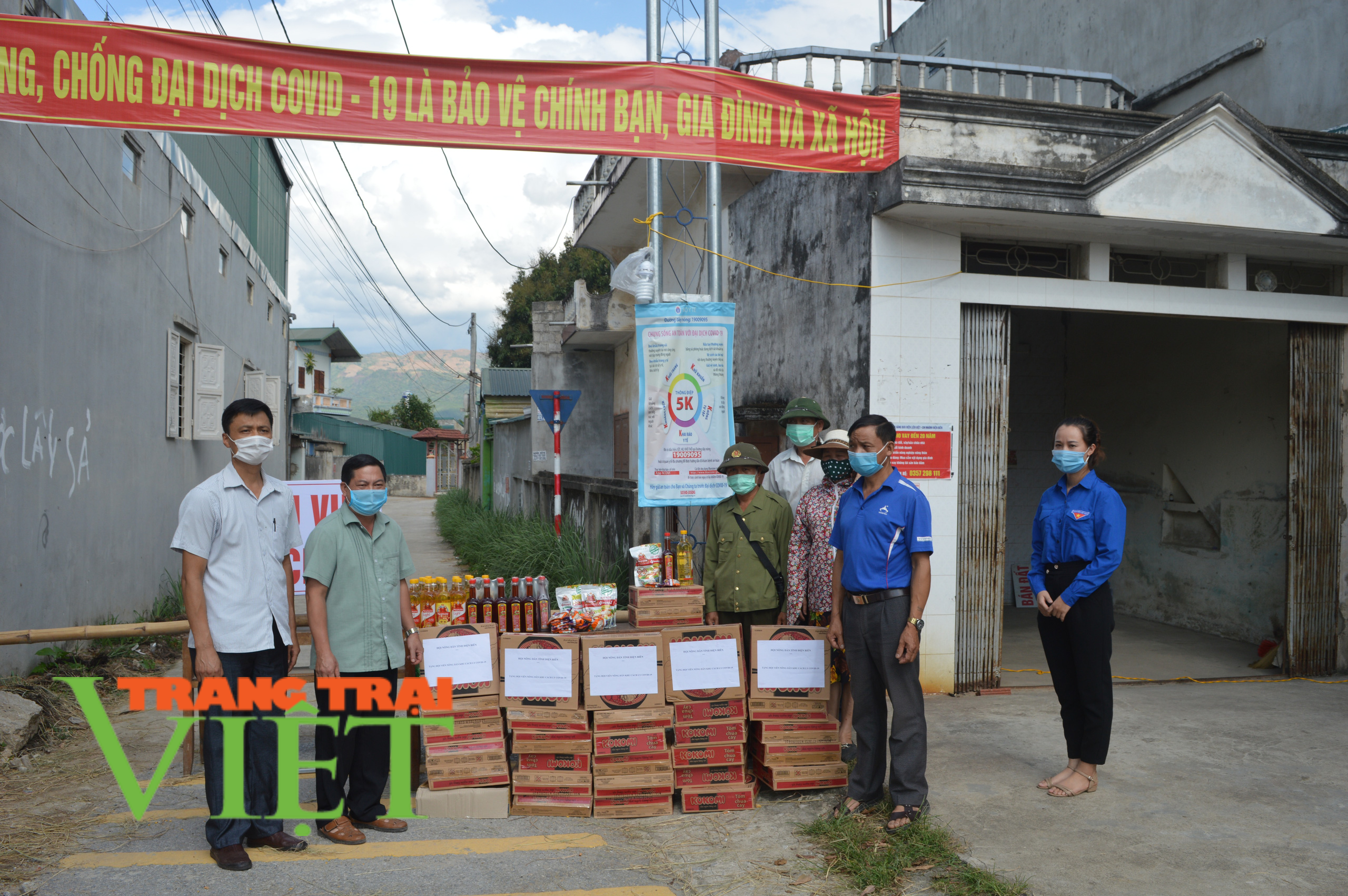 HỘI Nông dân Điện Biên tặng quà khu vực phong tỏa phòng, chống Covid- 19 - Ảnh 1.