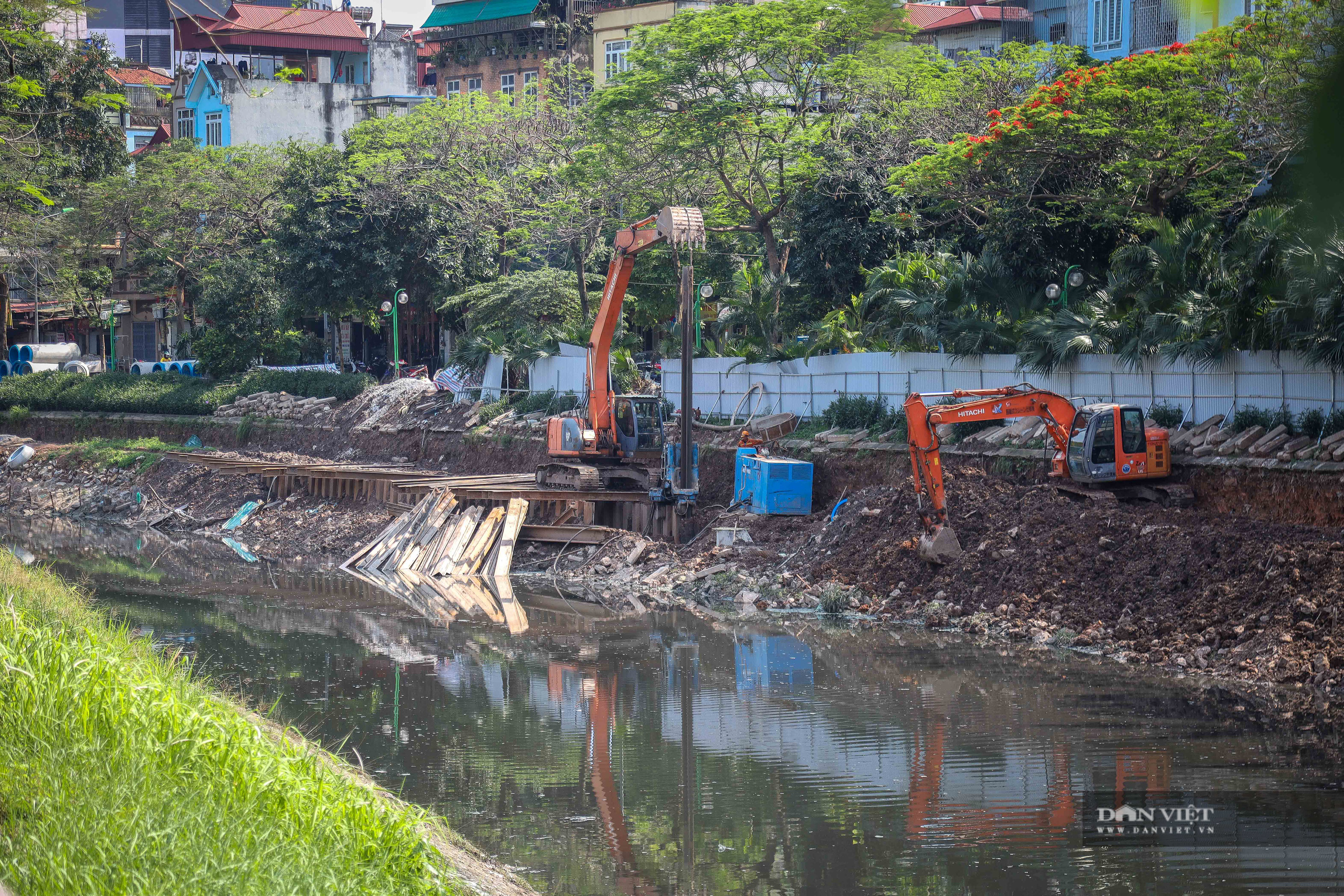 Cận cảnh lắp đặt đường ống gom nước thải giải cứu sông Tô Lịch - Ảnh 1.