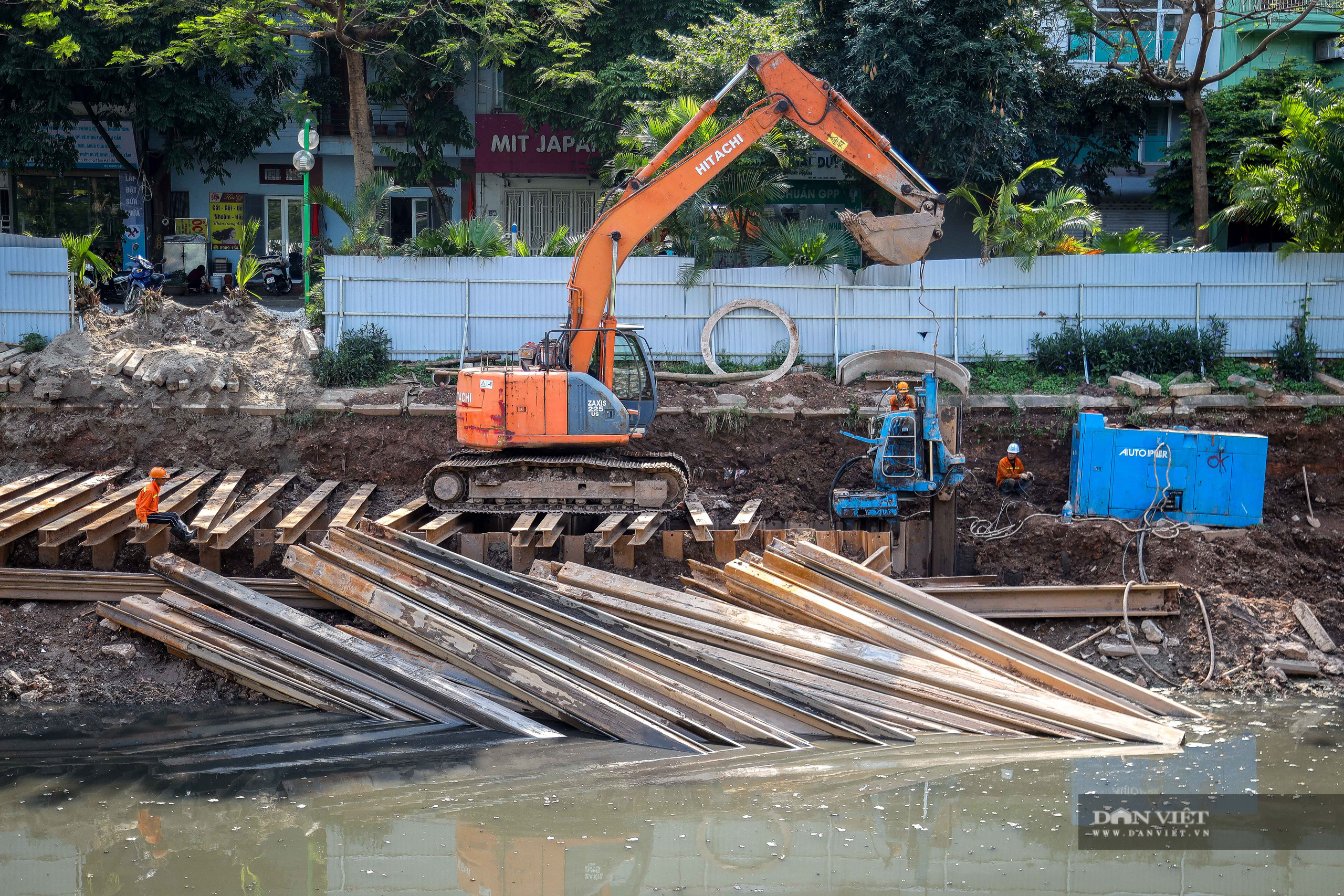 Cận cảnh lắp đặt đường ống gom nước thải giải cứu sông Tô Lịch - Ảnh 2.