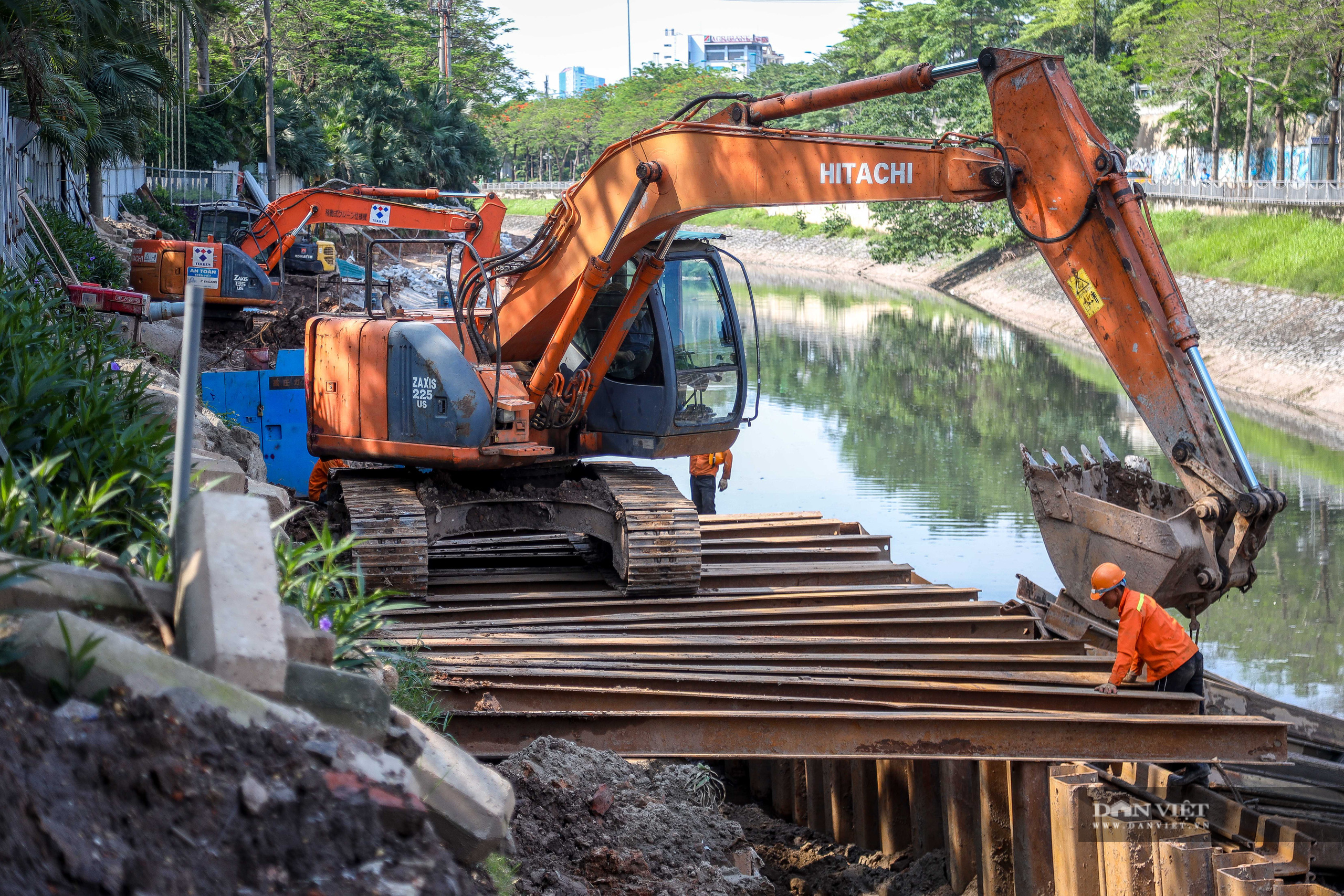 Cận cảnh lắp đặt đường ống gom nước thải giải cứu sông Tô Lịch - Ảnh 3.