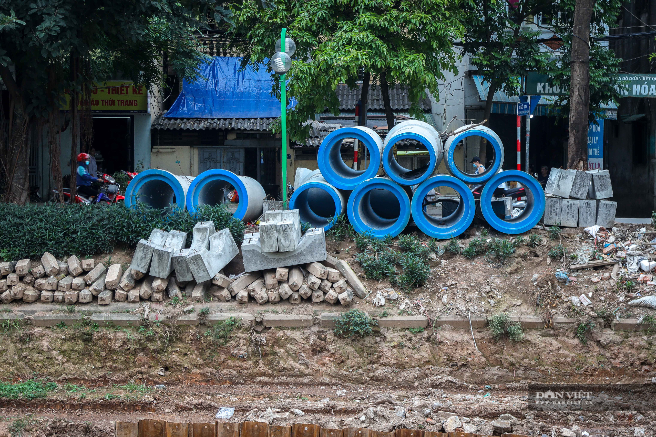 Cận cảnh lắp đặt đường ống gom nước thải giải cứu sông Tô Lịch - Ảnh 5.