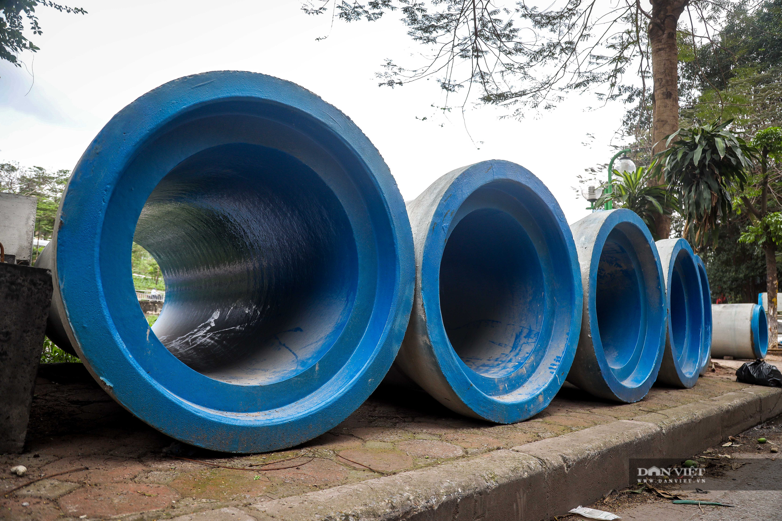 Cận cảnh lắp đặt đường ống gom nước thải giải cứu sông Tô Lịch - Ảnh 6.