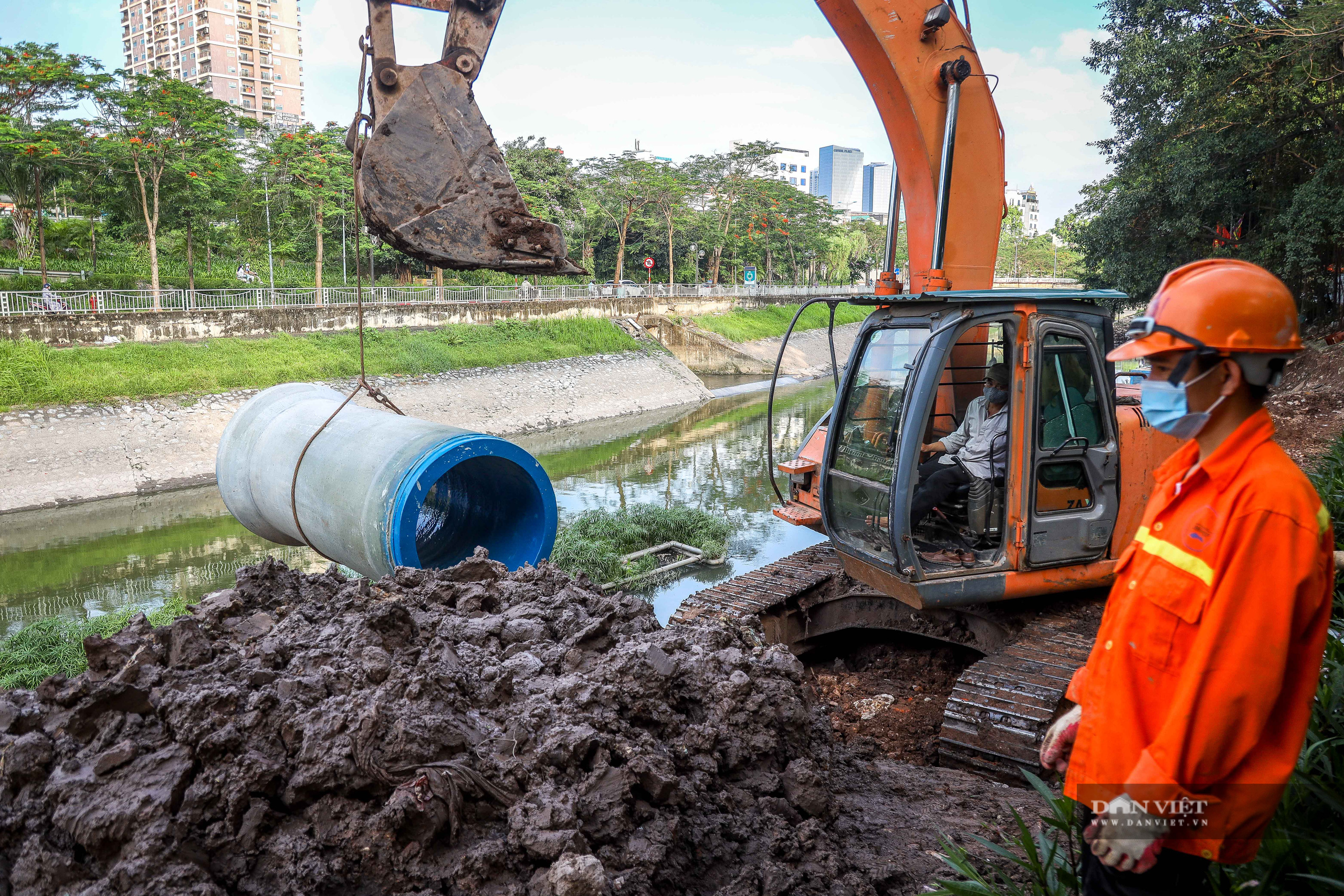 Cận cảnh lắp đặt đường ống gom nước thải giải cứu sông Tô Lịch - Ảnh 7.