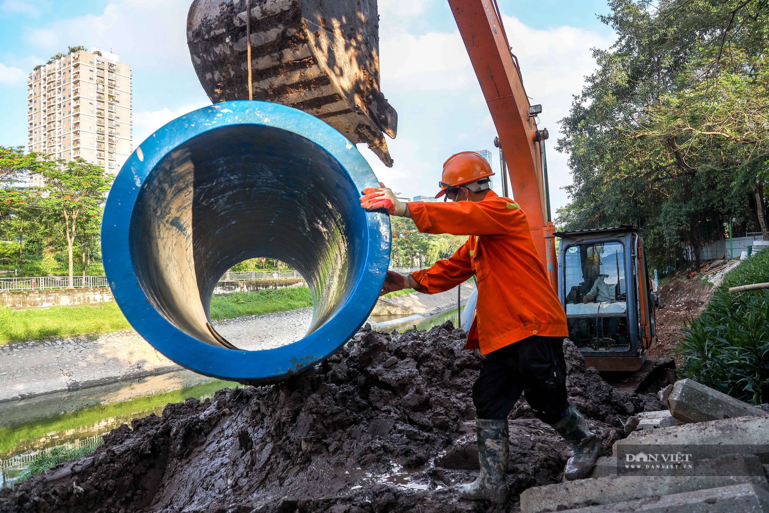 Cận cảnh lắp đặt đường ống gom nước thải giải cứu sông Tô Lịch - Ảnh 8.