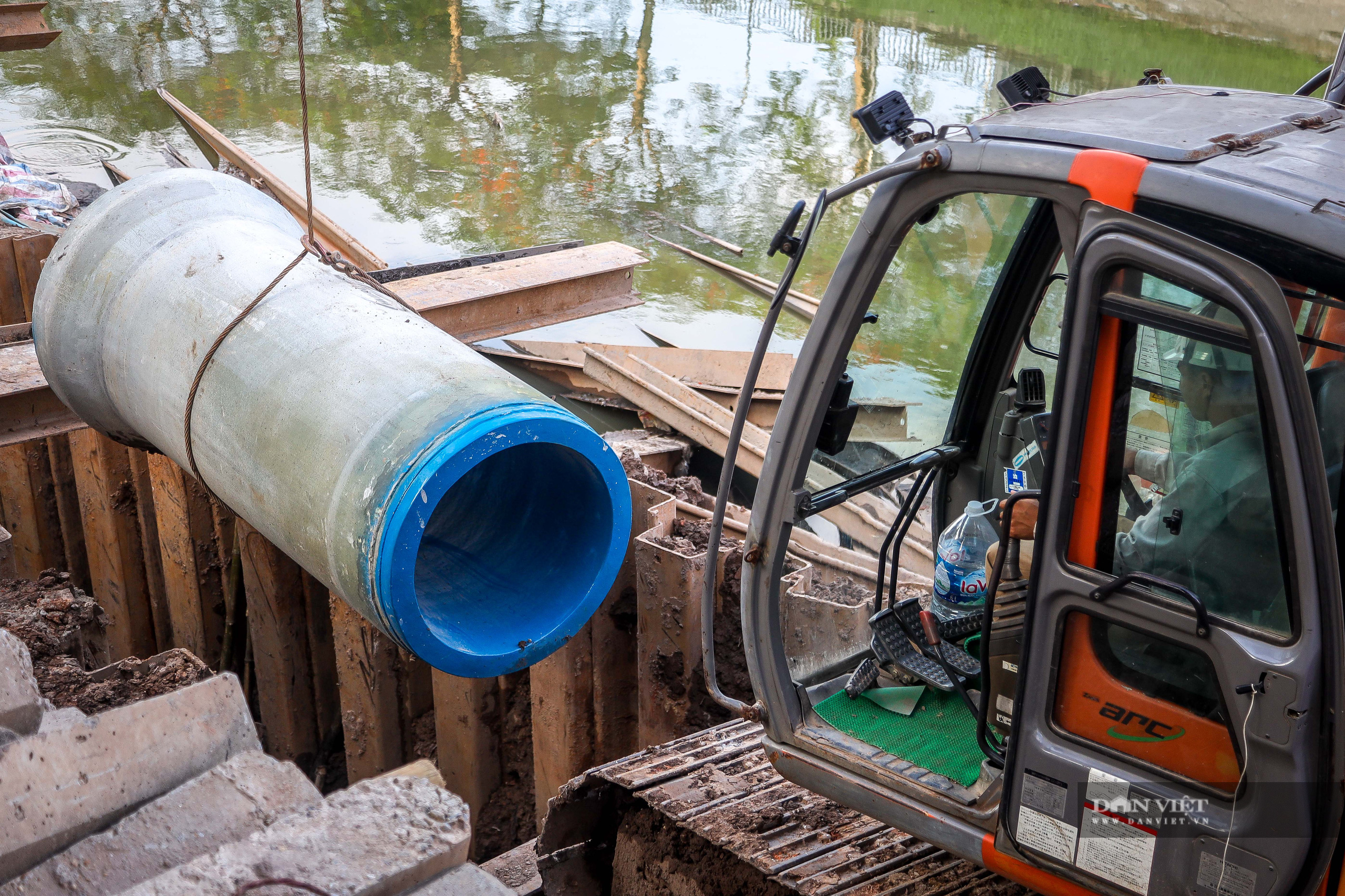 Cận cảnh lắp đặt đường ống gom nước thải giải cứu sông Tô Lịch - Ảnh 9.