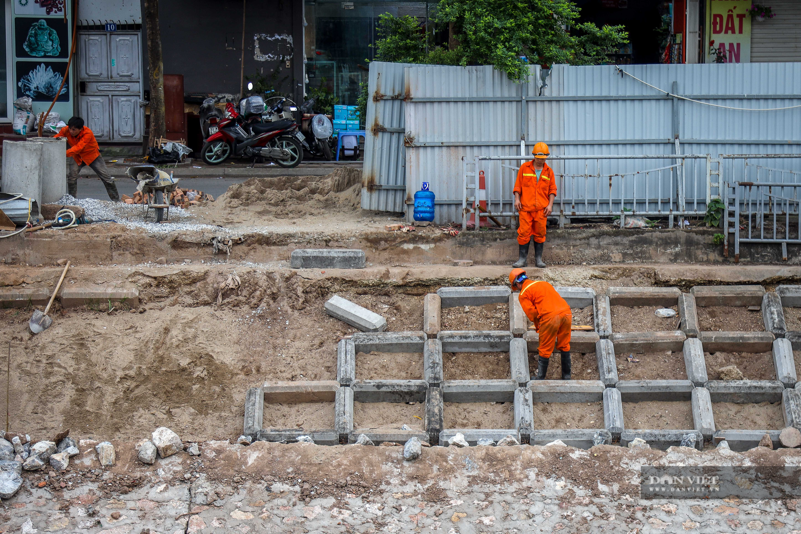 Cận cảnh lắp đặt đường ống gom nước thải giải cứu sông Tô Lịch - Ảnh 10.