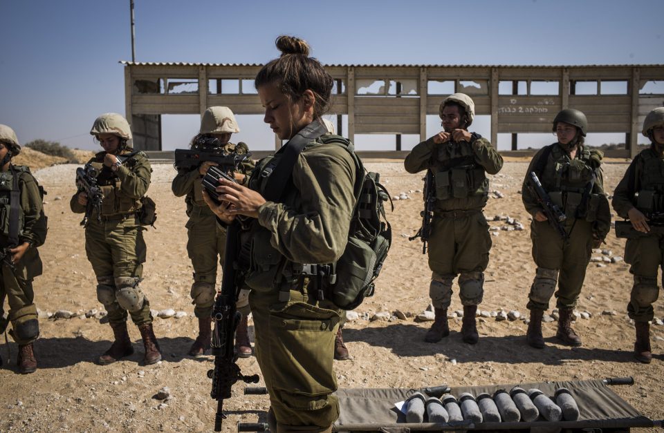 Vẻ đẹp mê mẩn nam giới của binh sĩ nữ trong quân đội Israel - Ảnh 2.