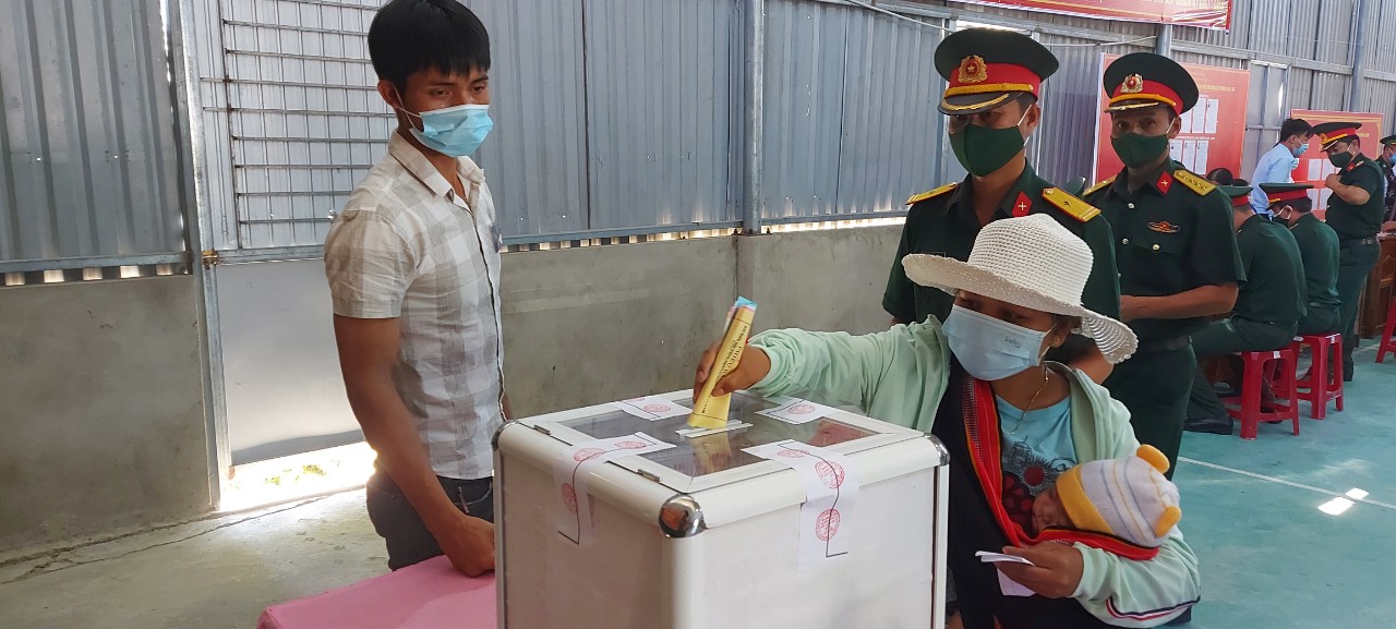 Người dân 6 xã biên giới Quảng Nam háo hức vào ngày hội bầu cử sớm - Ảnh 8.