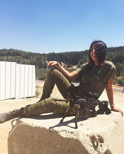 Vẻ đẹp mê mẩn nam giới của binh sĩ nữ trong quân đội Israel - Ảnh 5.