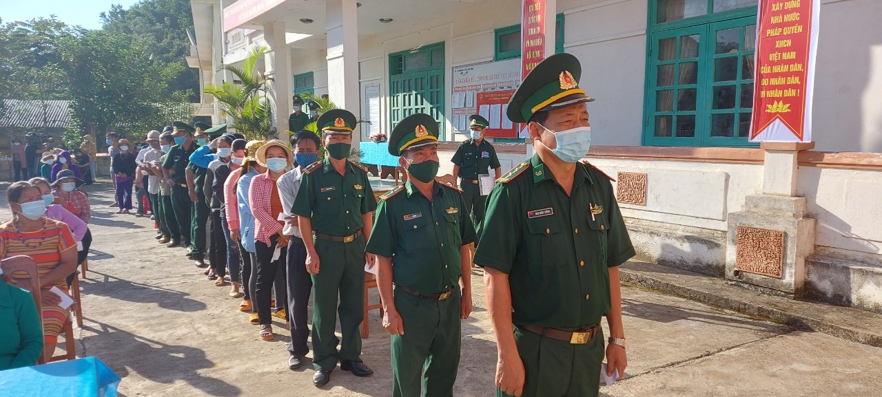 Người dân 6 xã biên giới Quảng Nam háo hức vào ngày hội bầu cử sớm - Ảnh 7.