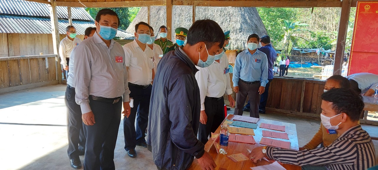 Người dân 6 xã biên giới Quảng Nam háo hức vào ngày hội bầu cử sớm - Ảnh 5.
