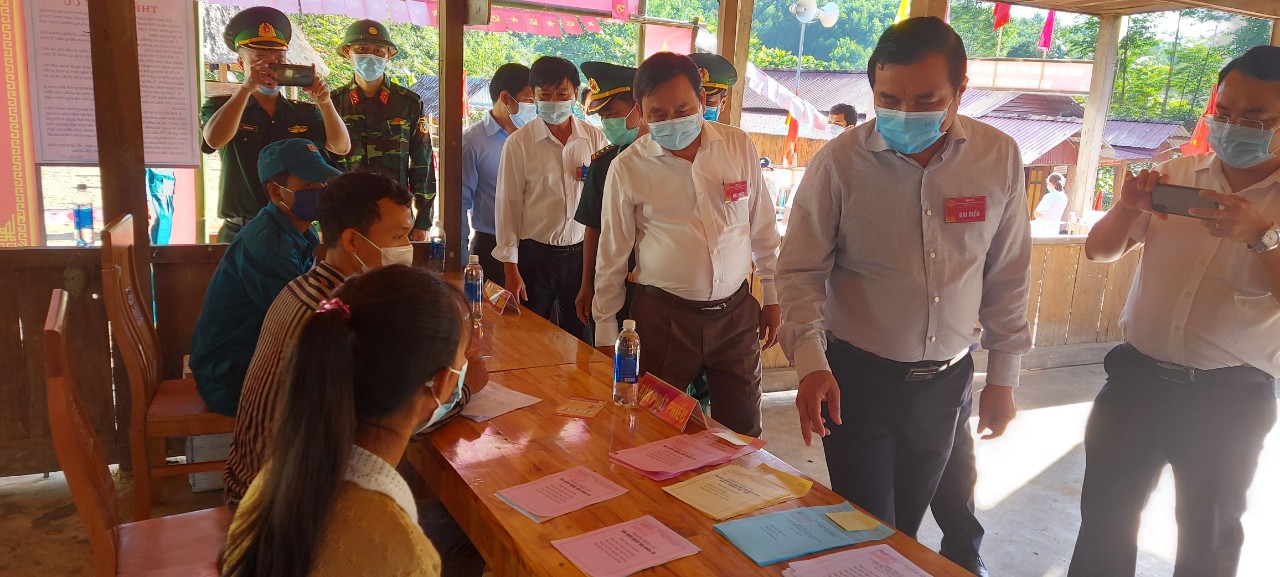 Người dân 6 xã biên giới Quảng Nam háo hức vào ngày hội bầu cử sớm - Ảnh 6.