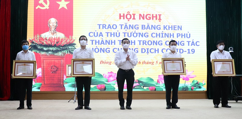 Chủ tịch Hà Nội trao bằng khen của Thủ tướng cho nhân dân huyện Đông Anh - Ảnh 2.