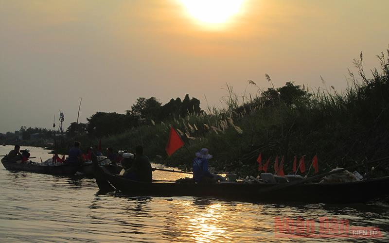 An Giang: Cá bông lau đặc sản trên sông Vàm Nao ngày càng hiếm, bắt được con to sao dân bà cậu vẫn buồn so? - Ảnh 3.