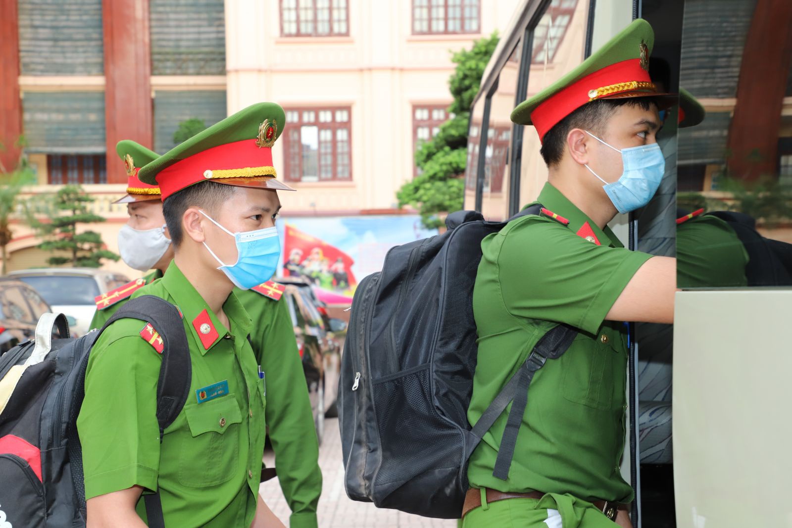 CSGT Bắc Giang đứng nghiêm chào đoàn chi viện chống dịch Covid-19 từ Quảng Ninh - Ảnh 2.