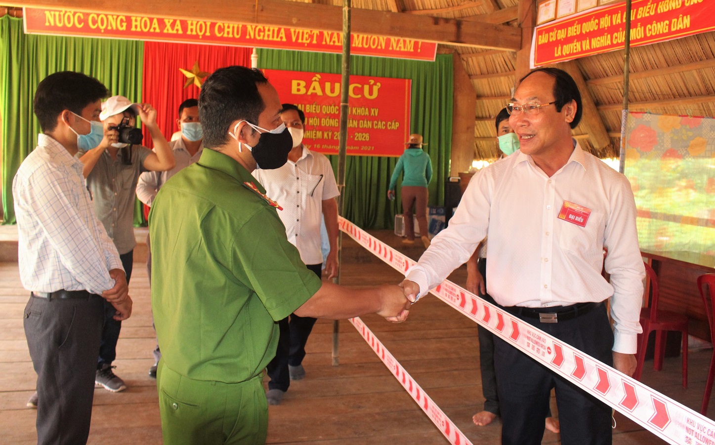 Người dân 6 xã biên giới Quảng Nam háo hức vào ngày hội bầu cử sớm - Ảnh 2.