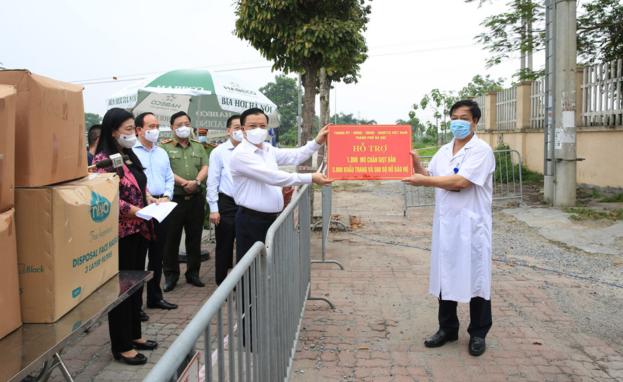 Bí thư Thành ủy Hà Nội Đinh Tiến Dũng trao tặng hỗ trợ của thành phố cho y, bác sĩ Bệnh viện Bệnh nhiệt đới trung ương cơ sở 2, tại huyện Đông Anh.