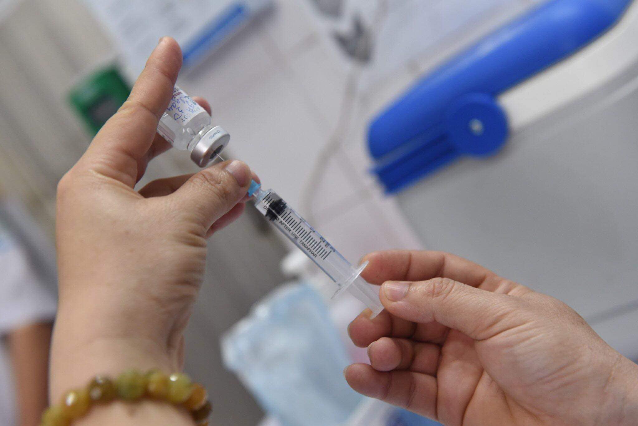 Việt Nam tiếp nhận thêm gần 1,7 triệu liều vắc xin Covid-19  - Ảnh 1.