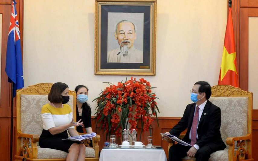 Minister of Science and Technology Huynh Thanh Dat receives Australian Ambassador