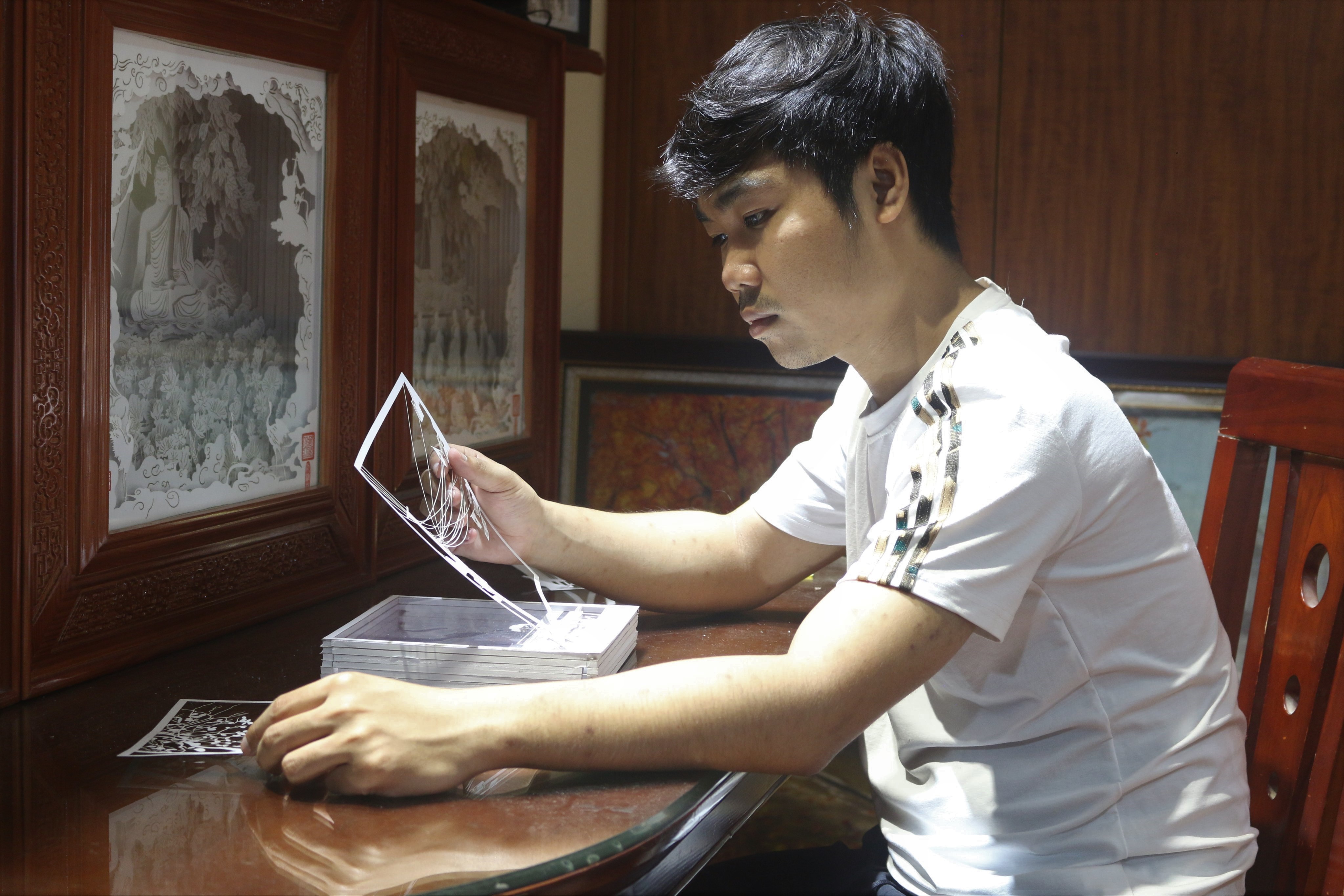 Chàng trai Hà Nội thổi hồn Việt vào đèn giấy 3D - Ảnh 1.